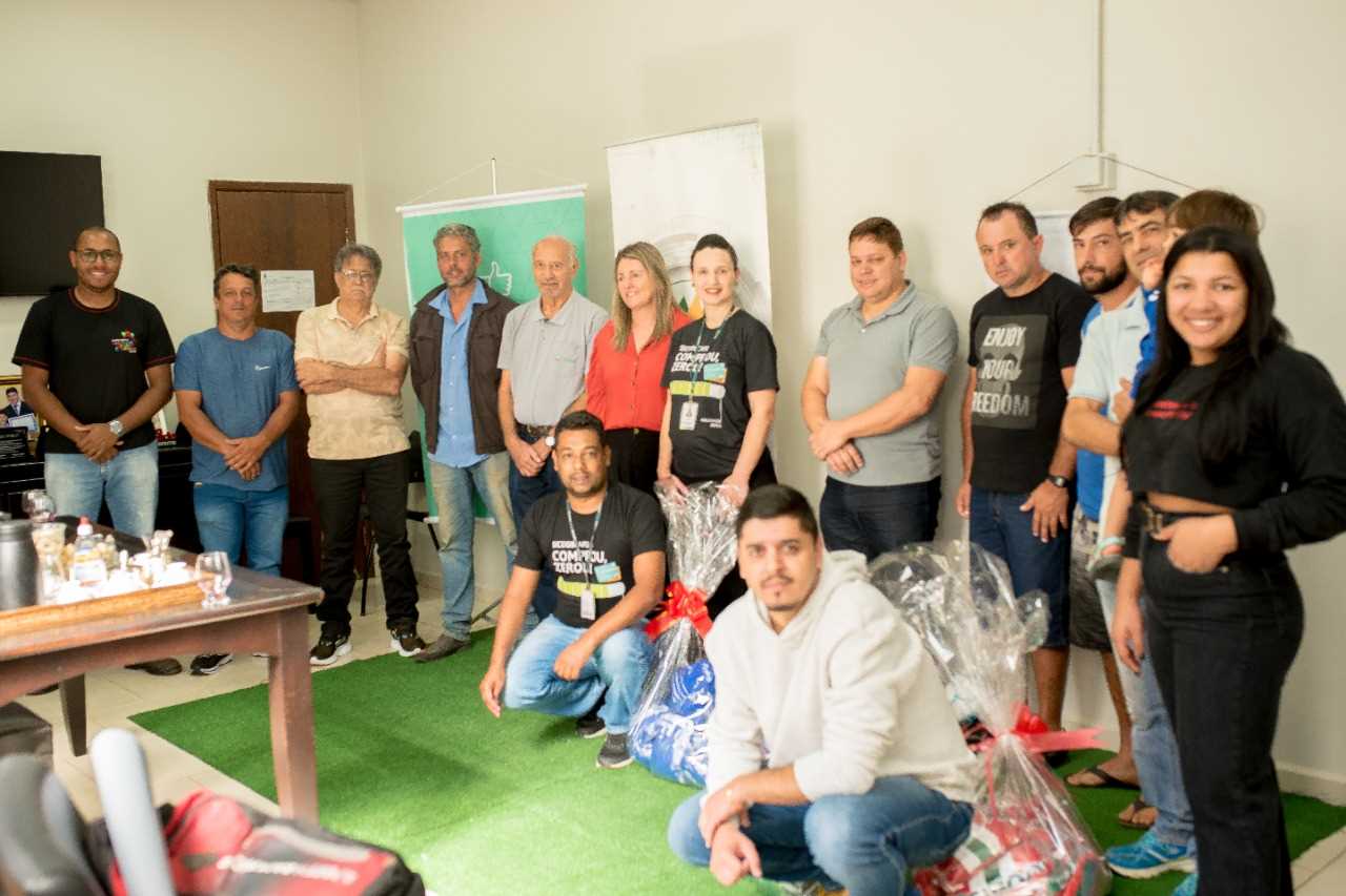 SEMI FINALISTAS DO CAMPEONATO MUNICIPAL RECEBEM UNIFORMES