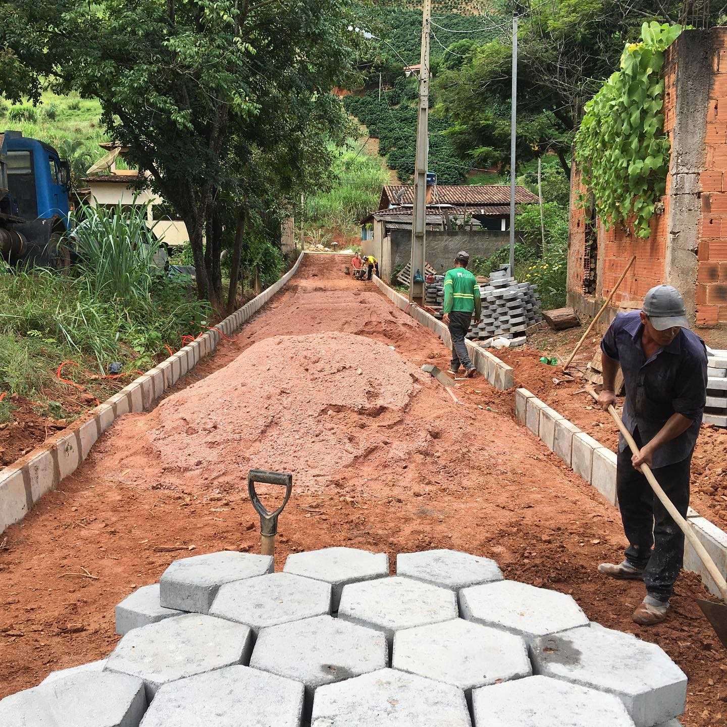 ADMINISTRAÇÃO MUNICIPAL DEU INÍCIO A MAIS UMA OBRA DE CALÇAMENTO NO BAIRRO ITÁ