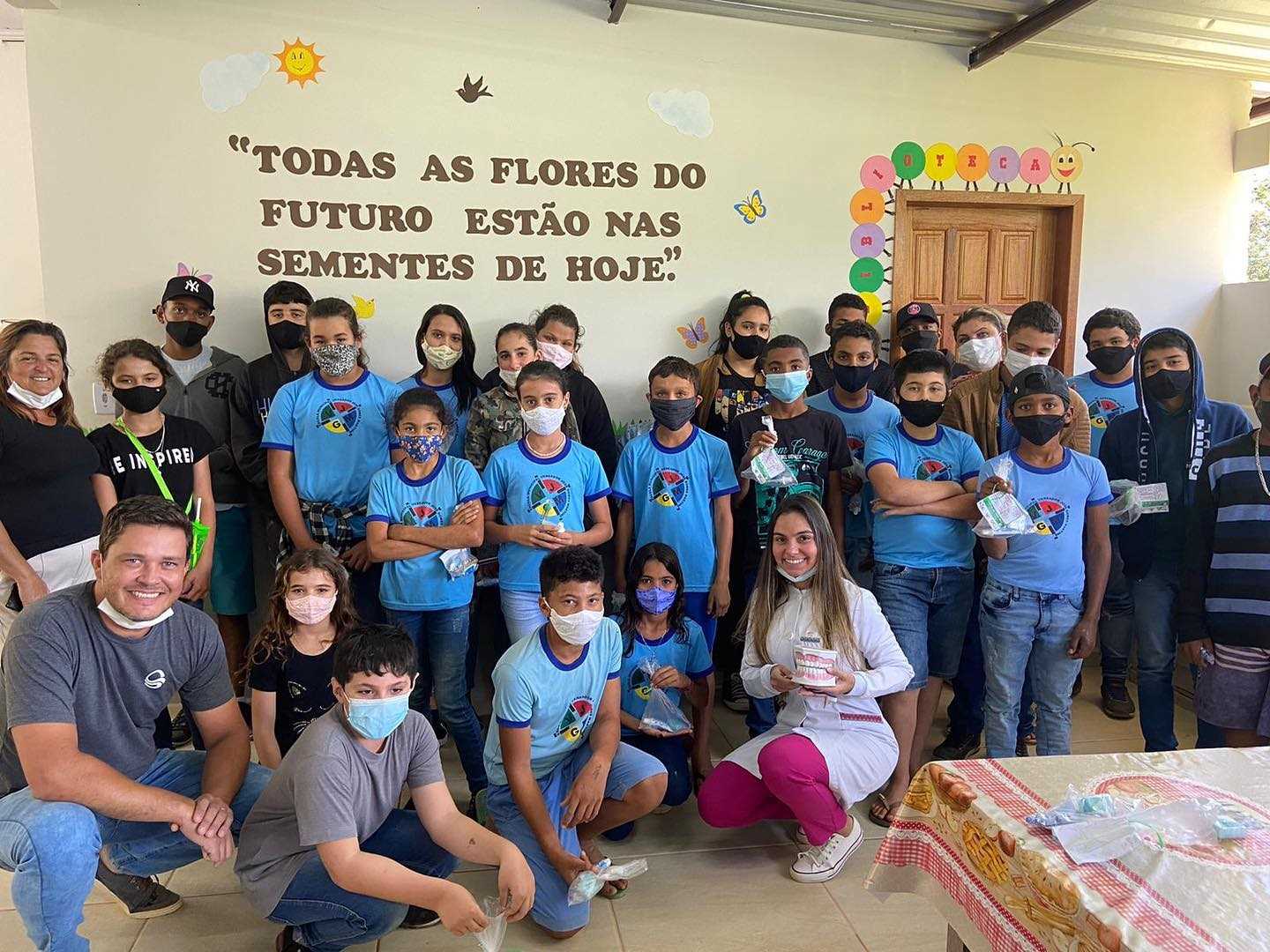 ALUNOS DE CÓRREGO RICO RECEBEM VISITA DE DENTISTA PARA ORIENTAÇÕES SOBRE SAÚDE BUCAL