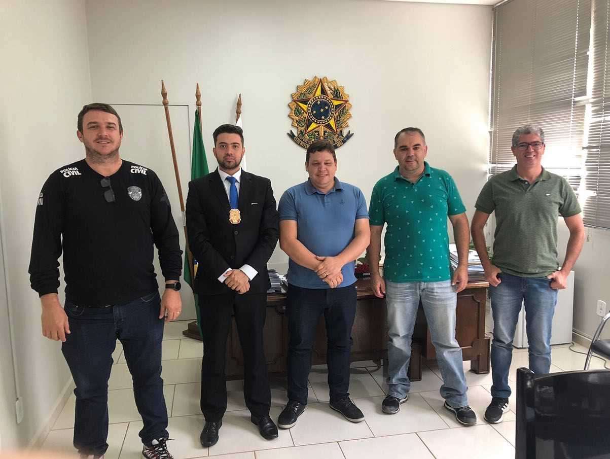 PREFEITO RECEBE DELEGADO REGIONAL POLÍCIA CIVIL DE MANHUAÇU PARA ALINHAMENTO INSTITUCIONAL