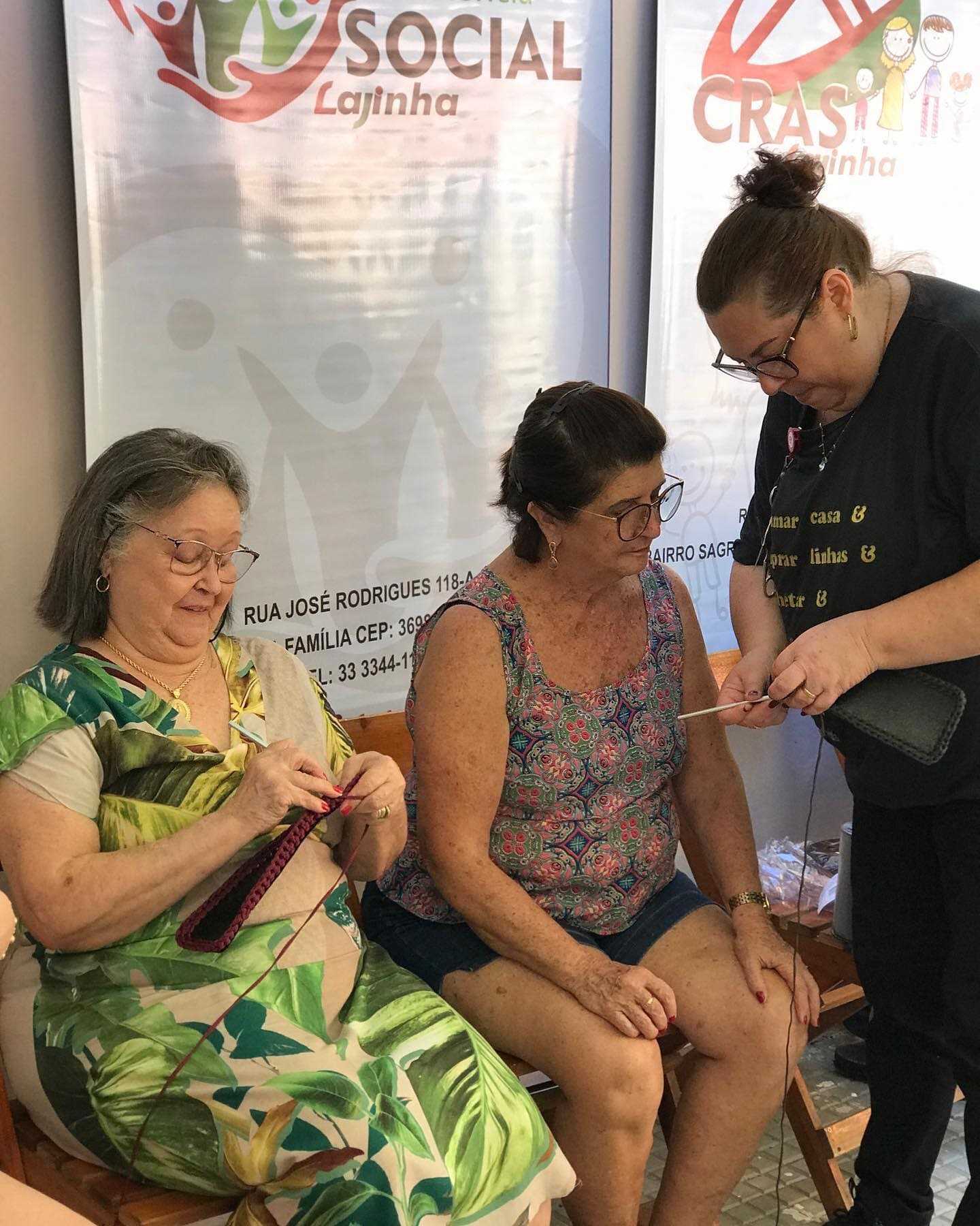 O CRAS REALIZOU NA TARDE DESTA SEGUNDA-FEIRA A PRIMEIRA AULA DO CURSO DE BOLSAS DE CROCHÊ