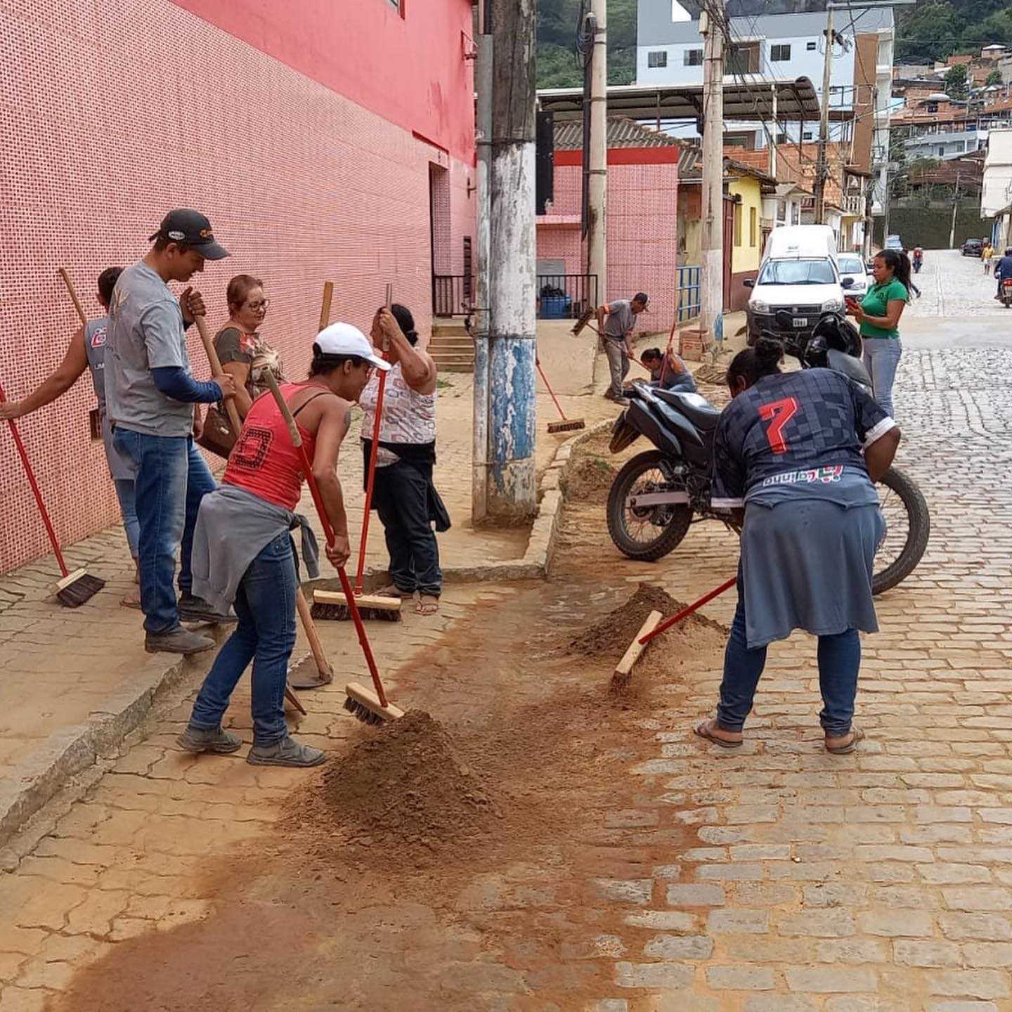 SECRETARIA DE OBRAS CONTINUA TRABALHO DE LIMPEZA DE RUAS DE LAJINHA