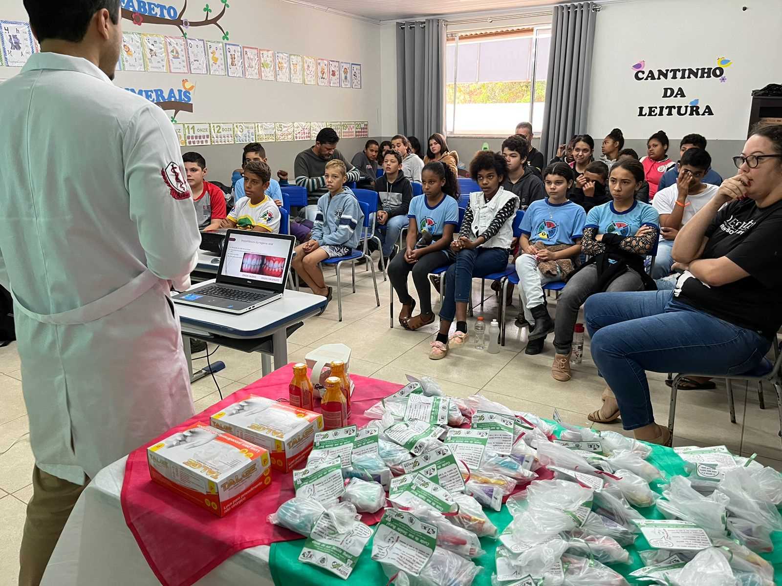 Saúde na Escola realiza palestra, aplicação de flúor e entrega de kits de higiene bucal