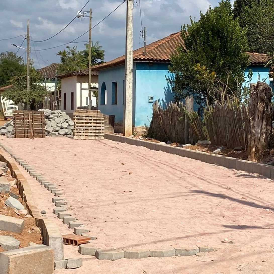 ADMINISTRAÇÃO MUNICIPAL DEU INÍCIO A MAIS UMA OBRA DE CALÇAMENTO NO POVOADO DE PALMEIRAS