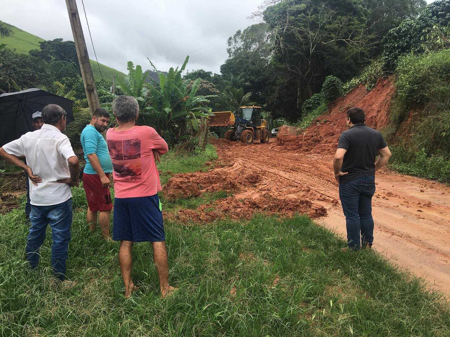 PREFEITO ACOMPANHA SERVIÇOS DE DESOBSTRUÇÃO DE ESTRADAS DA ÁREA RURAL DE LAJINHA