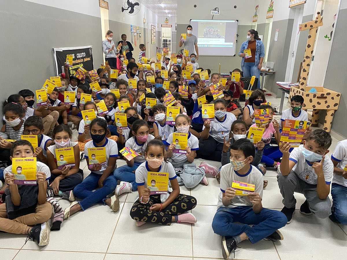 E. M. COMENDADOR LEITE RECEBE PROFISSIONAIS DA SAÚDE PARA PALESTRA SOBRE A DENGUE